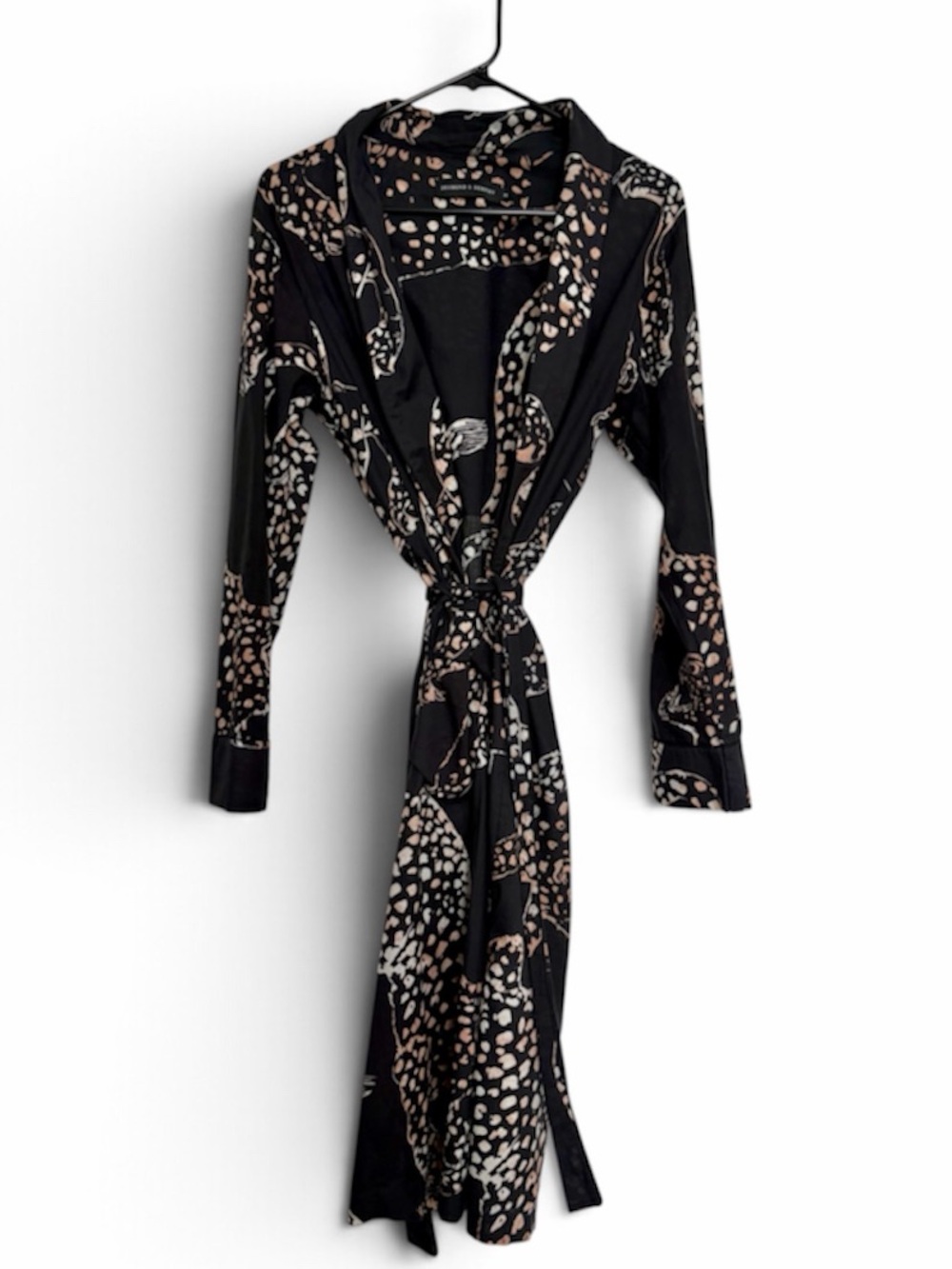Desmond & Dempsey Classic Robe in the Jag print